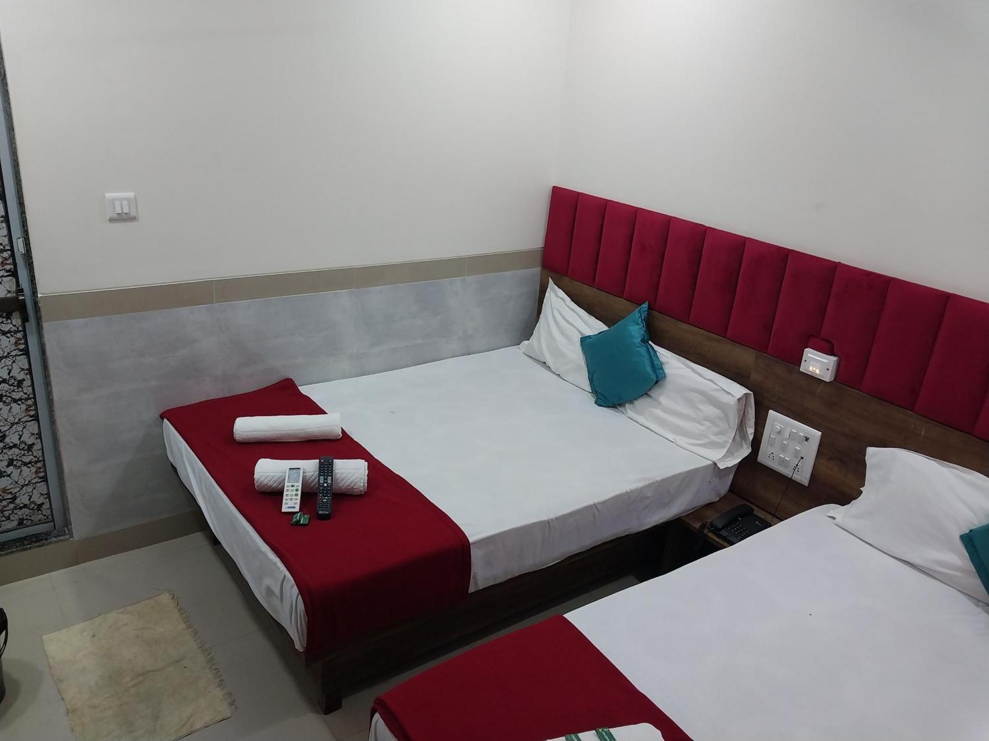 Hotel New Balaji Residency Мумбай Екстериор снимка