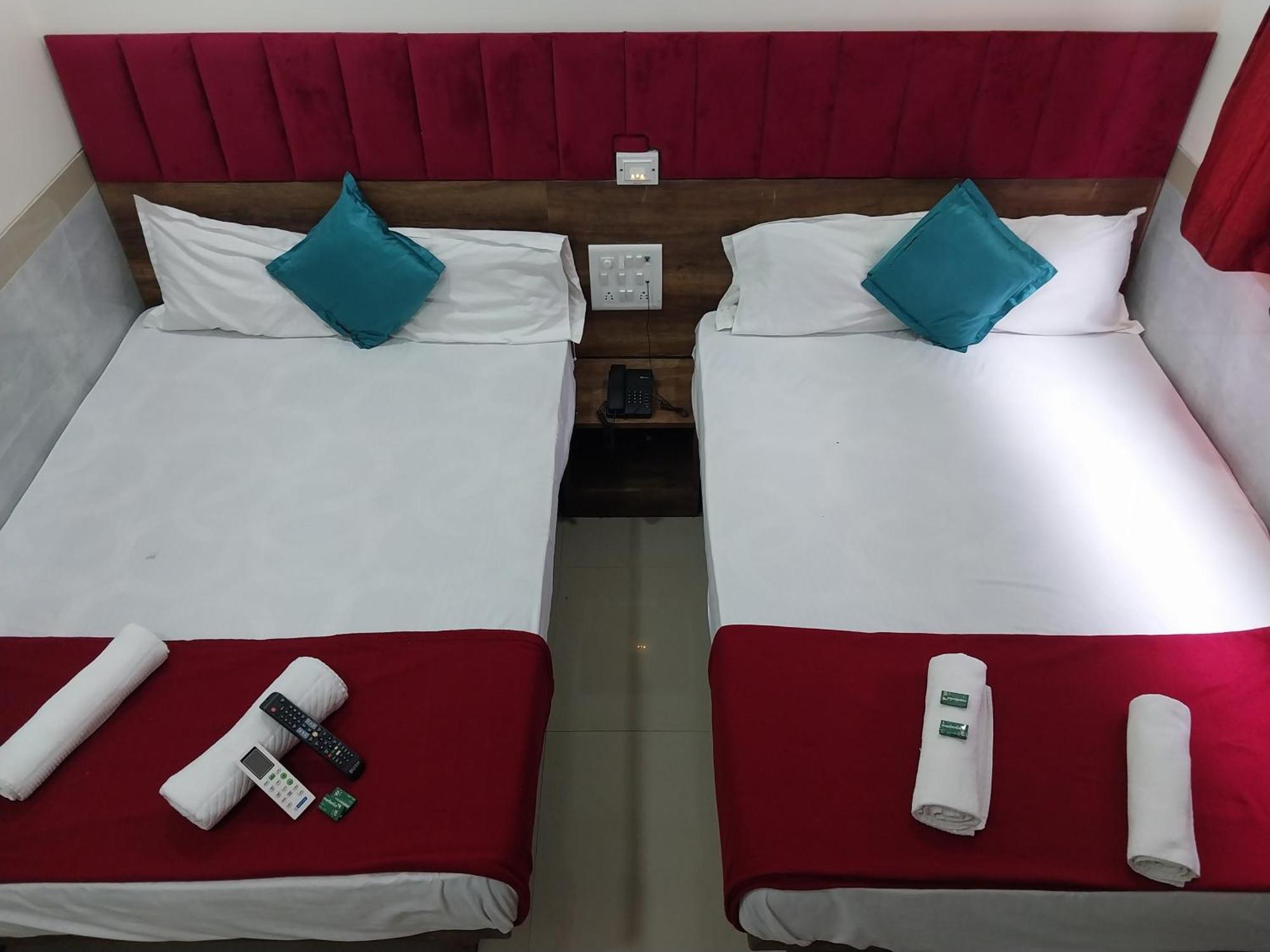 Hotel New Balaji Residency Мумбай Екстериор снимка
