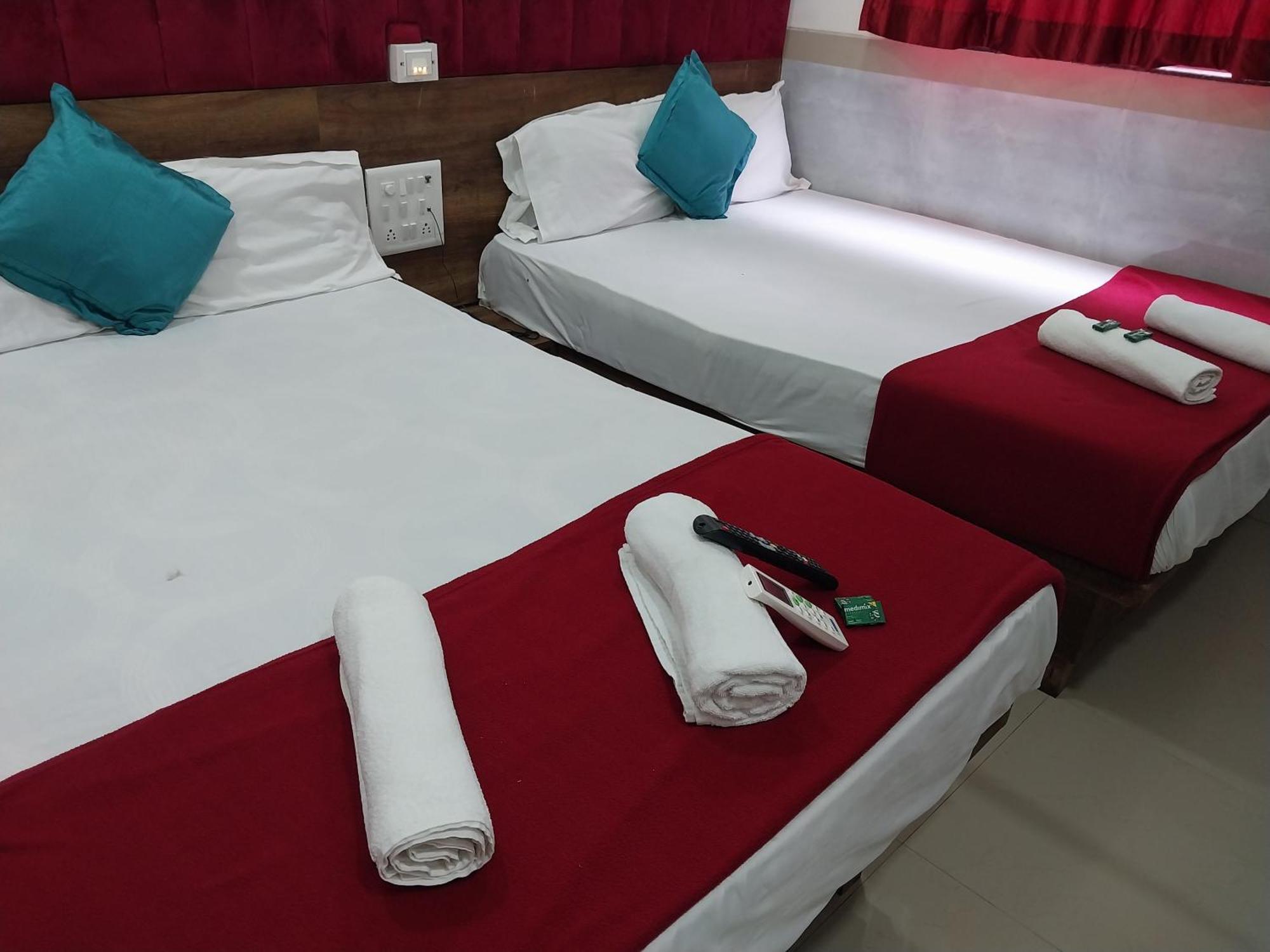 Hotel New Balaji Residency Мумбай Екстериор снимка