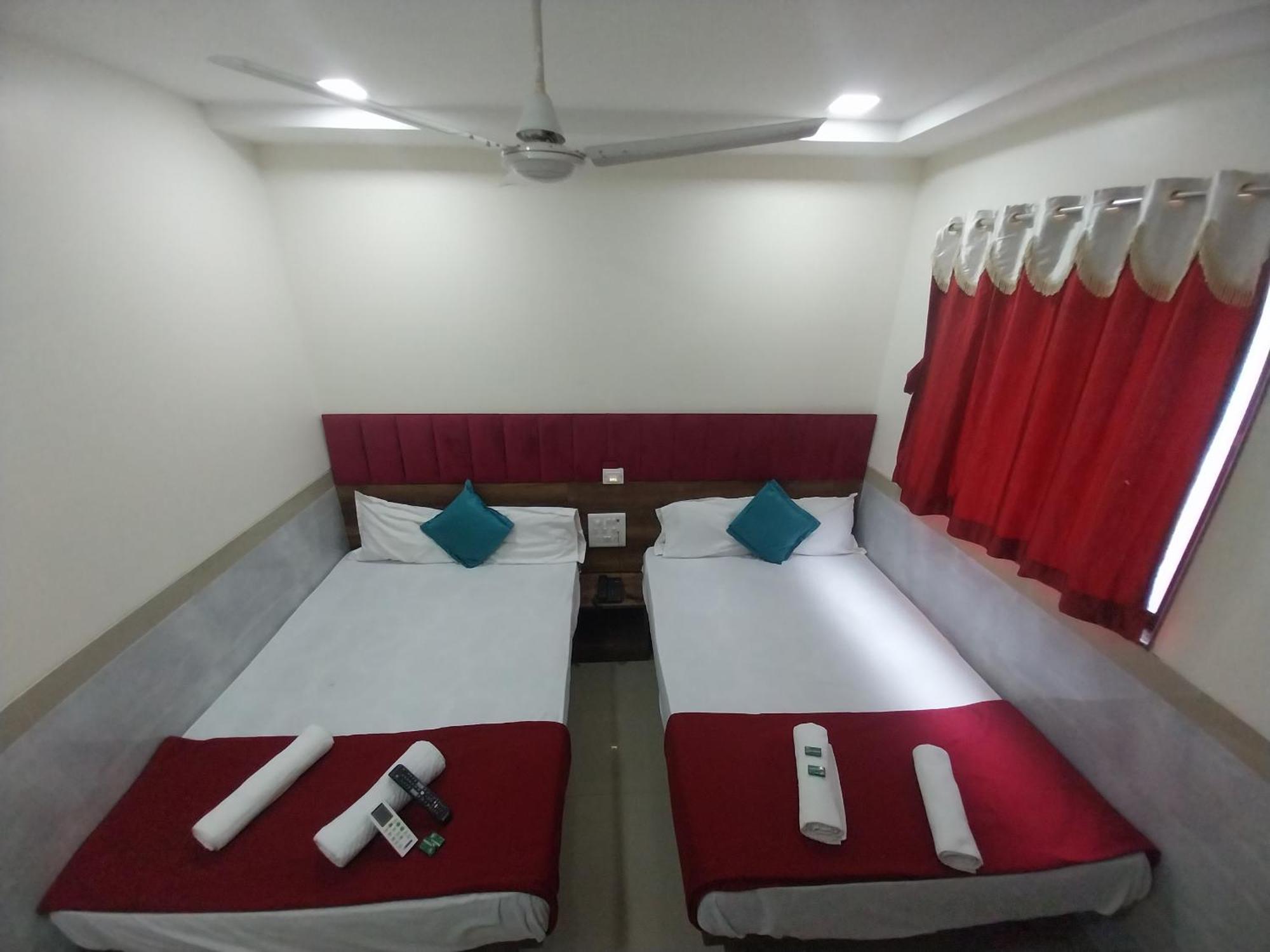 Hotel New Balaji Residency Мумбай Екстериор снимка