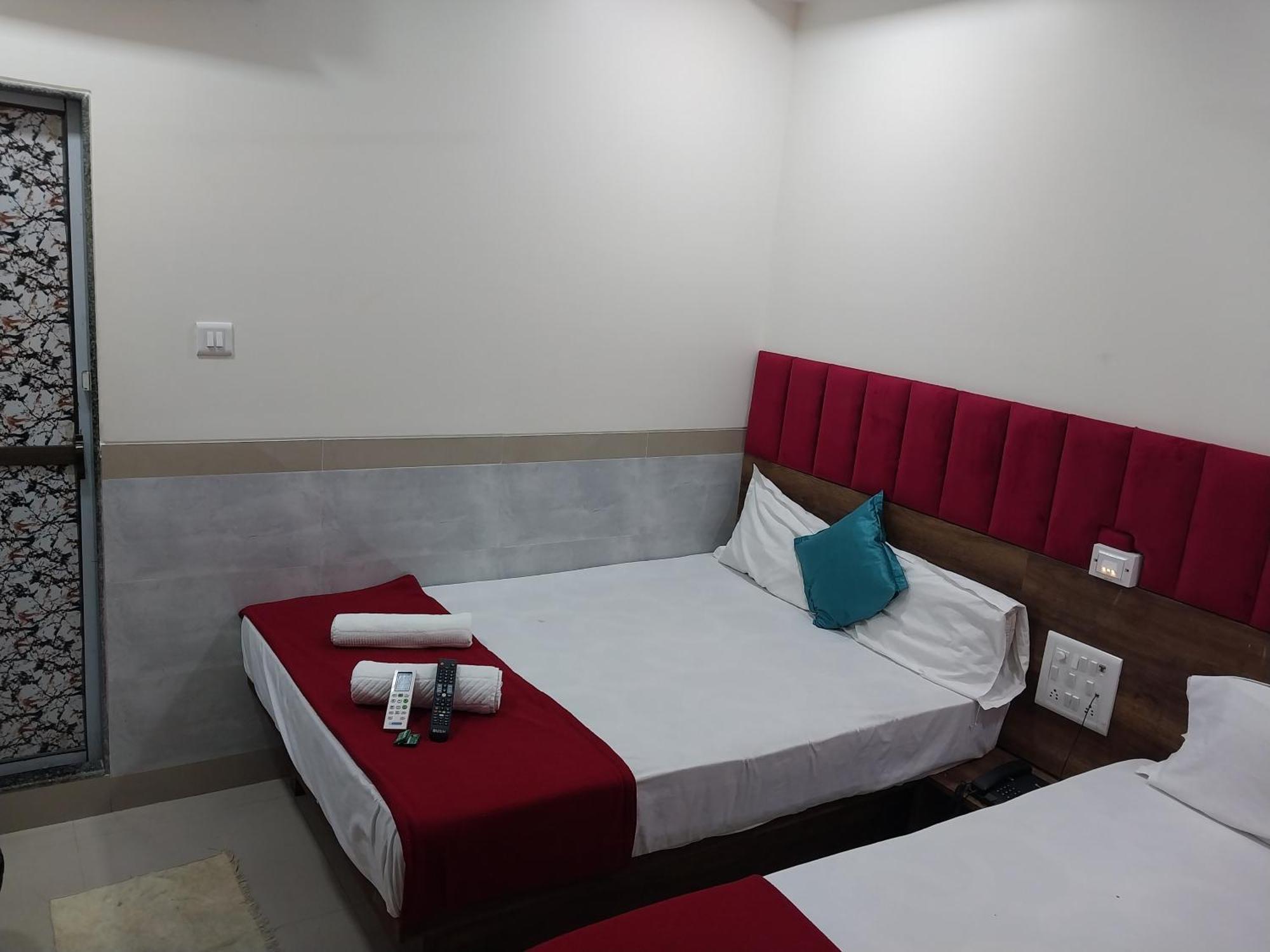 Hotel New Balaji Residency Мумбай Екстериор снимка
