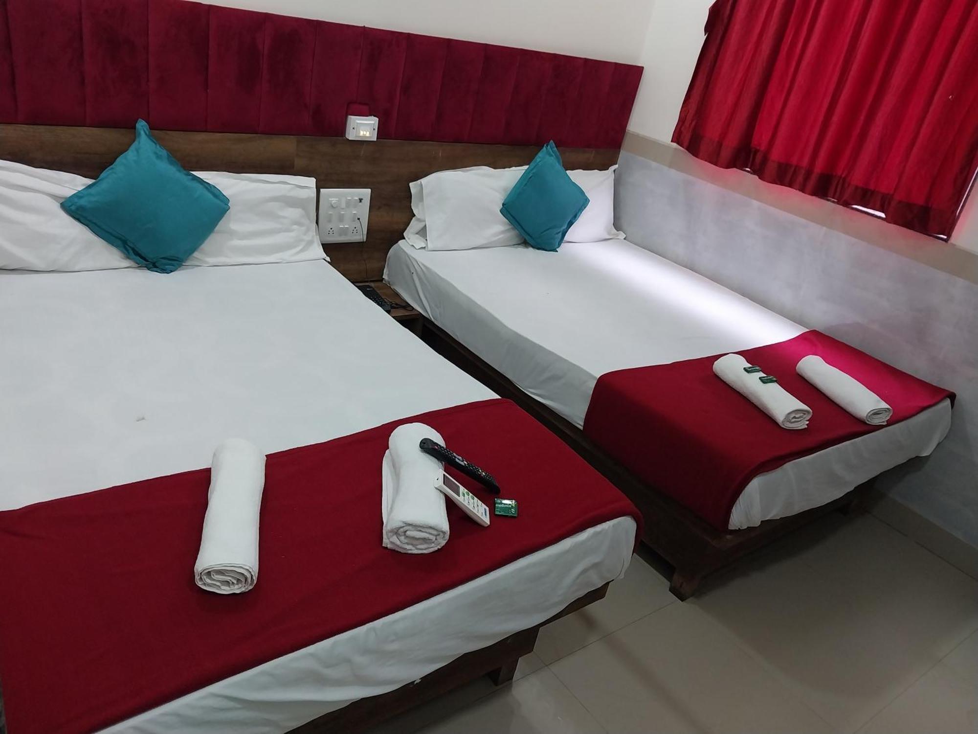 Hotel New Balaji Residency Мумбай Екстериор снимка