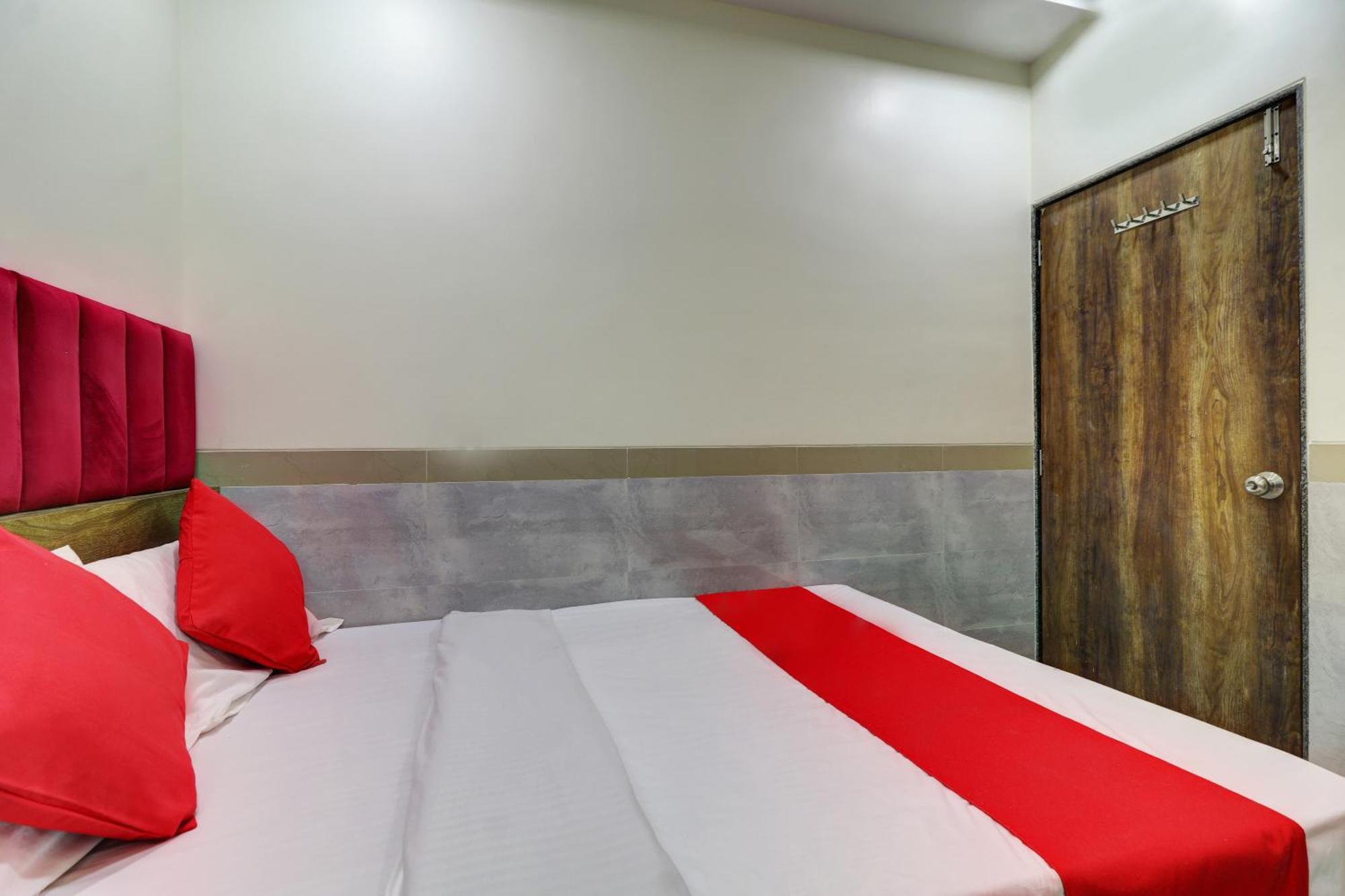 Hotel New Balaji Residency Мумбай Екстериор снимка
