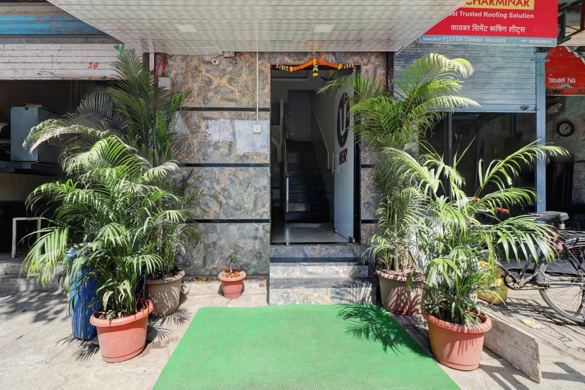 Hotel New Balaji Residency Мумбай Екстериор снимка