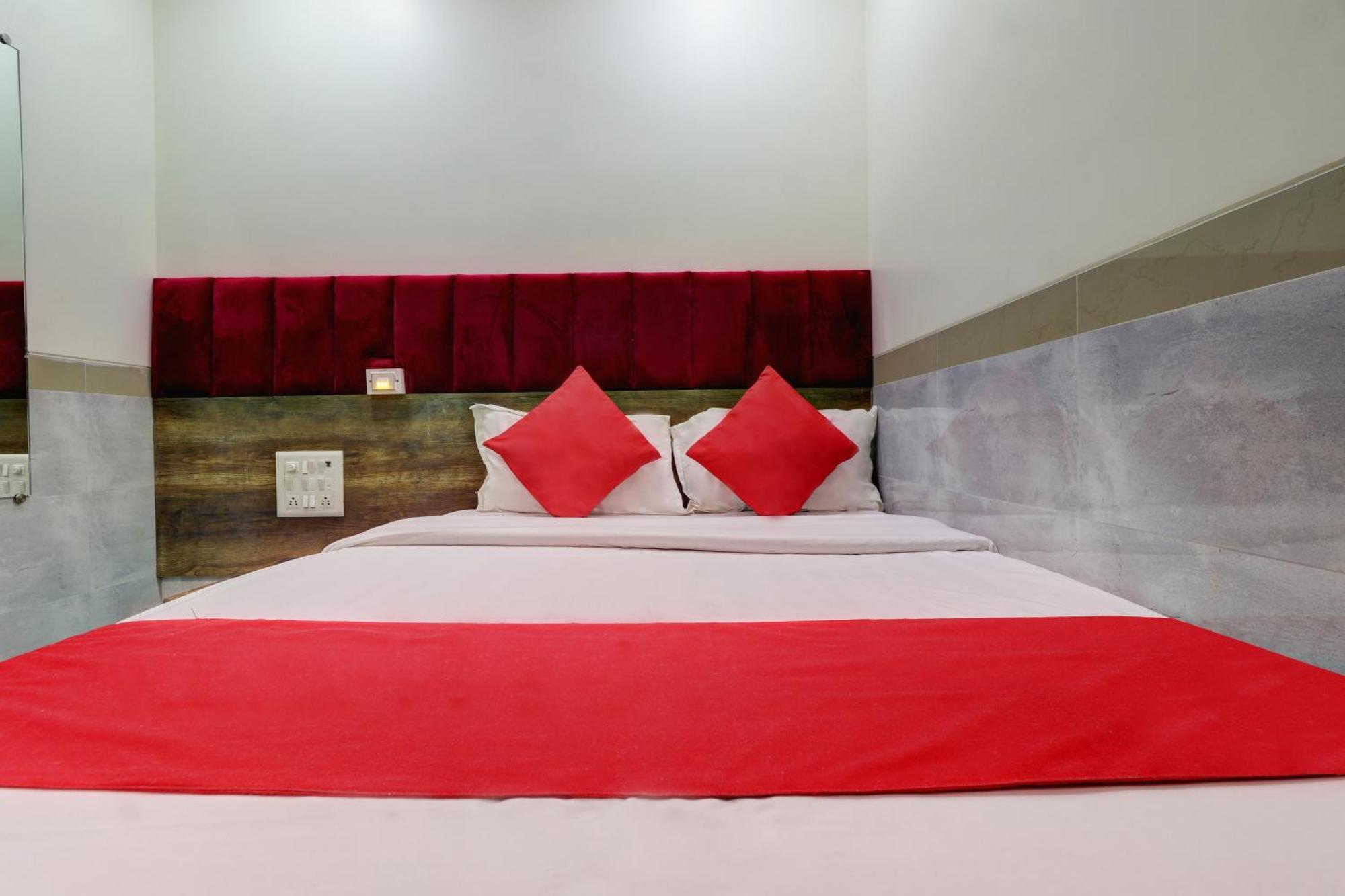 Hotel New Balaji Residency Мумбай Екстериор снимка