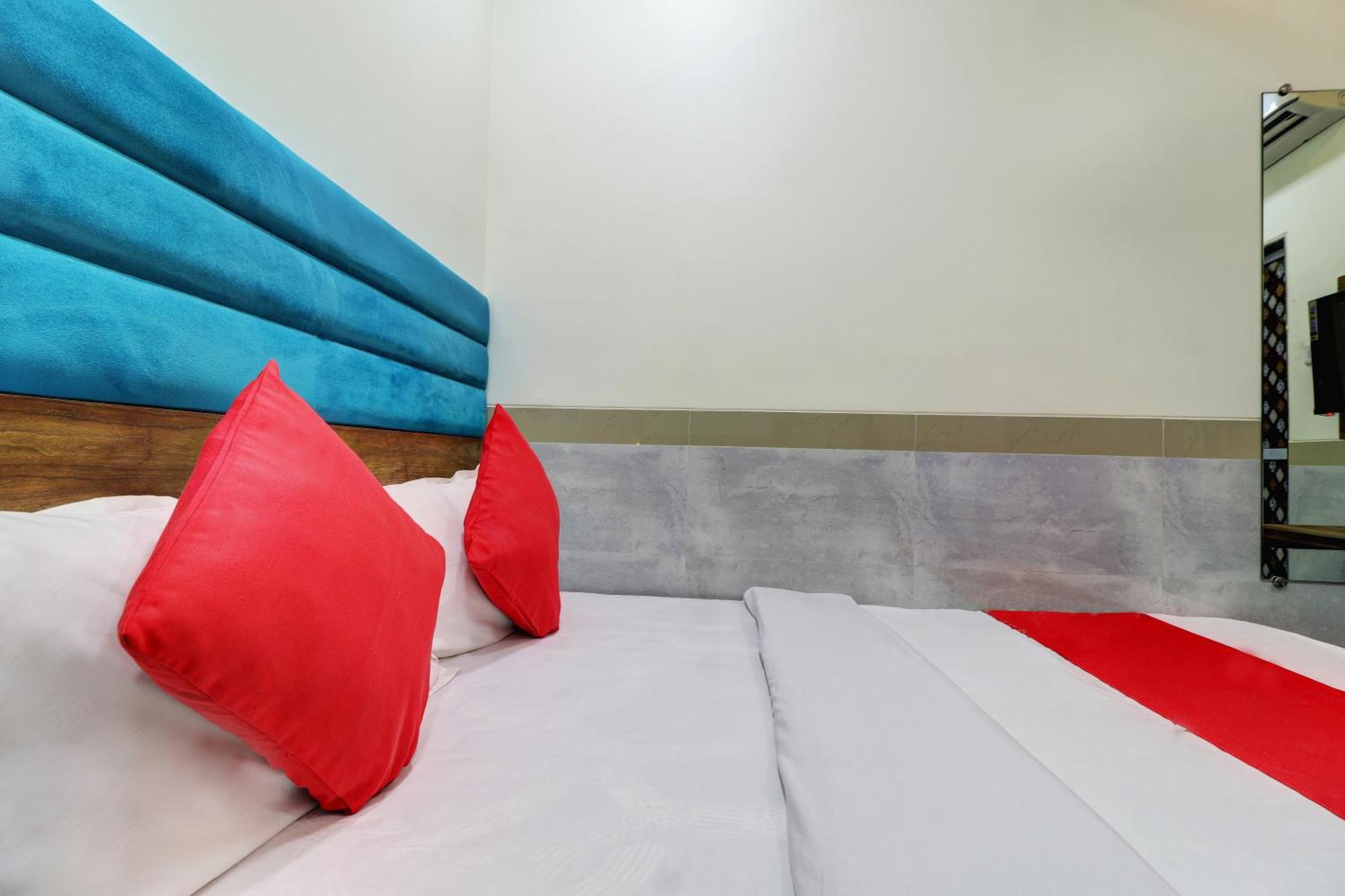 Hotel New Balaji Residency Мумбай Екстериор снимка